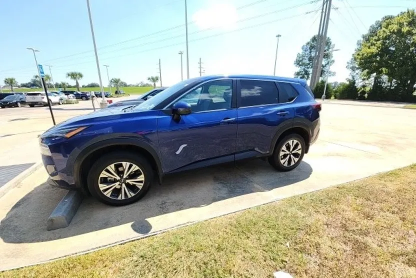 2022 Nissan Rogue SV photo 1