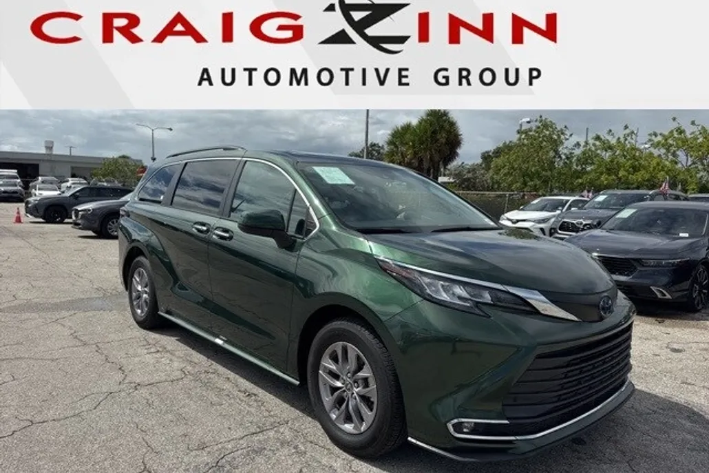 2023 Toyota Sienna XLE photo 1