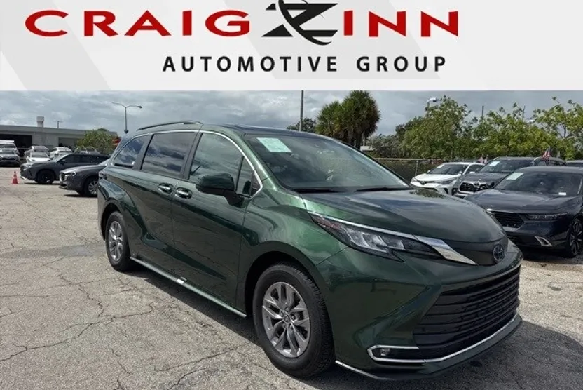 2023 Toyota Sienna XLE photo 1