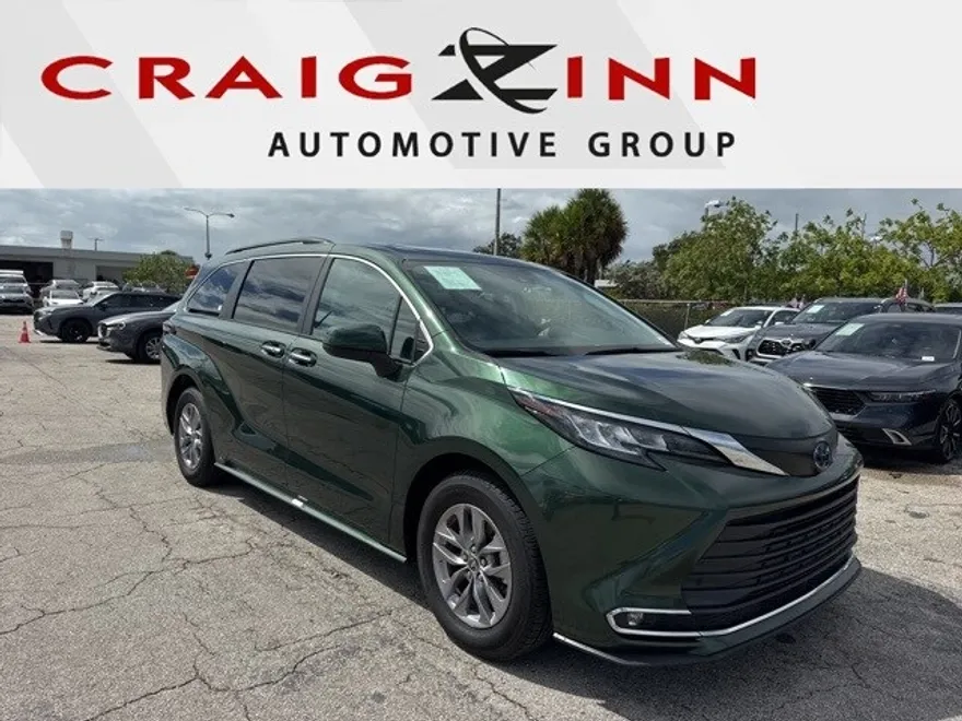 2023 Toyota Sienna XLE photo 1