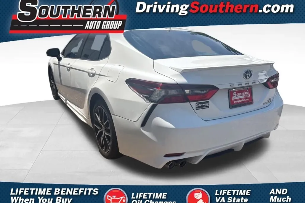 2022 Toyota Camry Hybrid SE photo 1