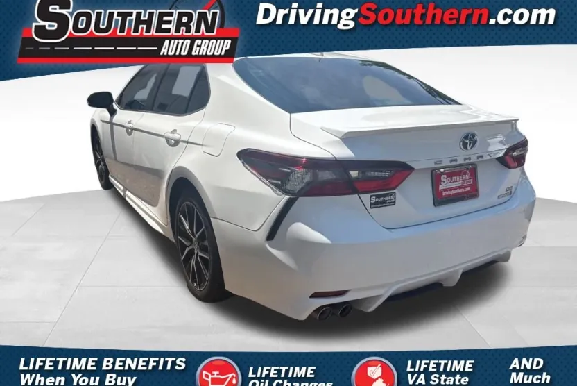 2022 Toyota Camry Hybrid SE photo 1