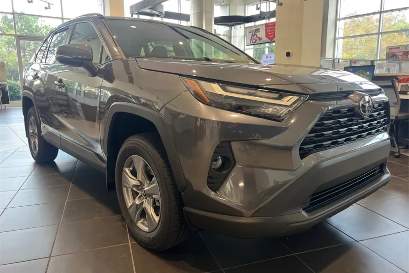 2025 Toyota RAV4 Hybrid XLE photo 1