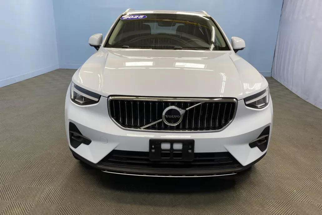 2025 Volvo XC40 Plus photo 1