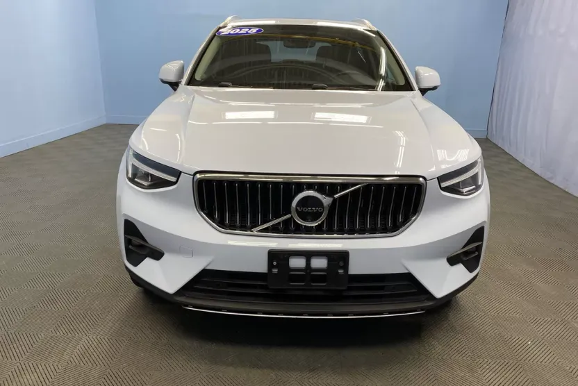 2025 Volvo XC40 Plus photo 1