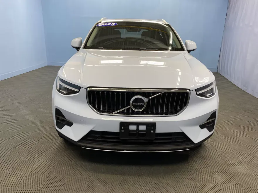 2025 Volvo XC40 Plus photo 1