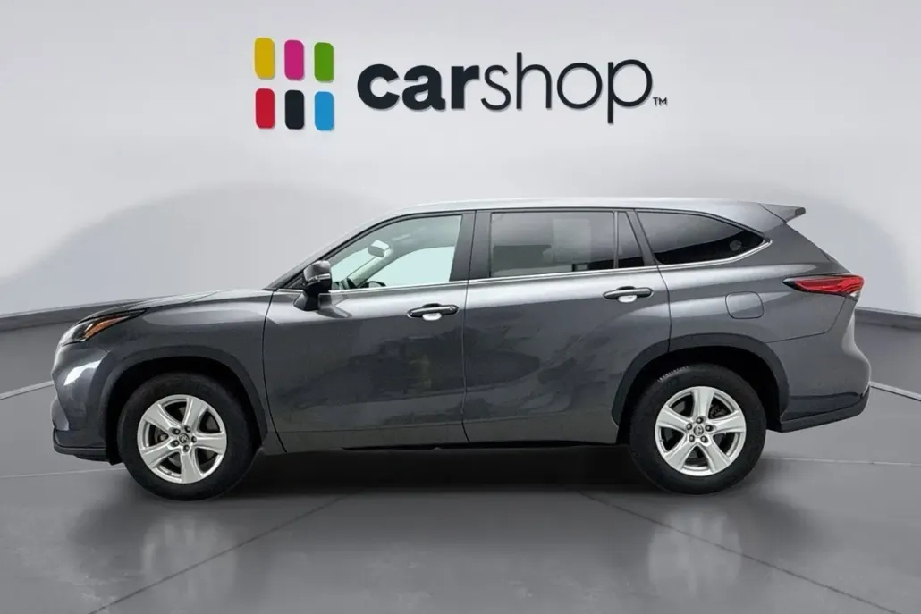 2023 Toyota Highlander LE photo 1