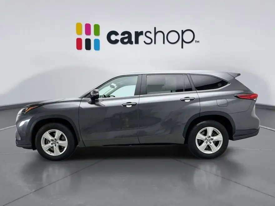 2023 Toyota Highlander LE photo 1