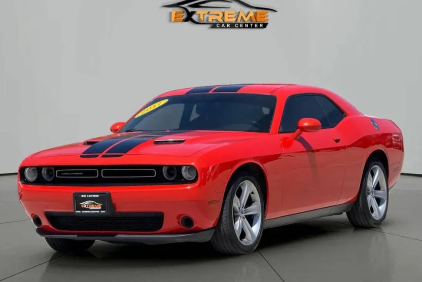 2017 Dodge Challenger SXT photo 1
