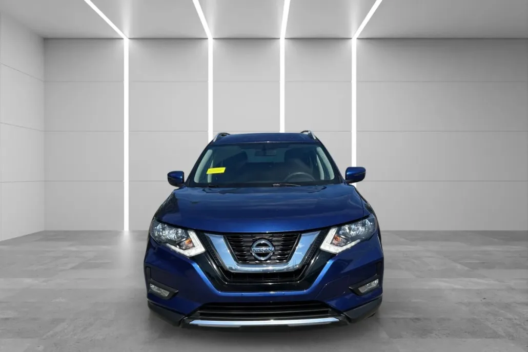 2017 Nissan Rogue SV photo 1