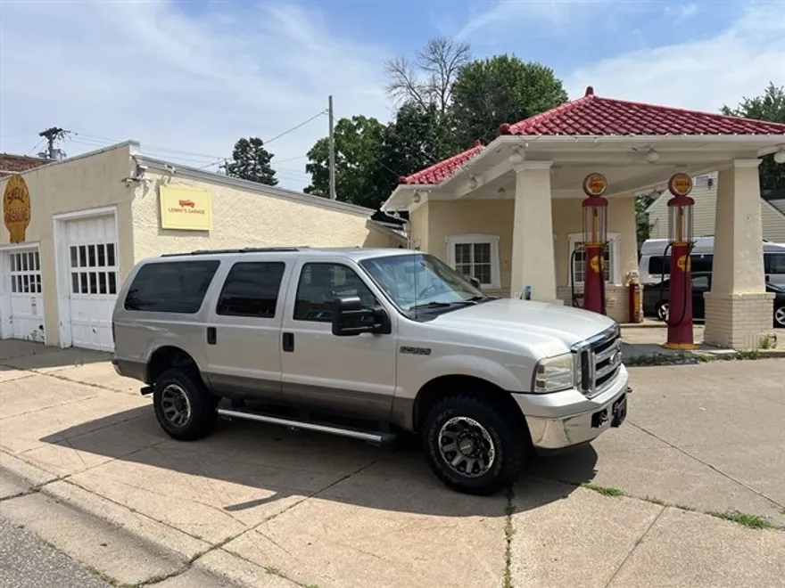 2005 Ford Excursion XLT photo 1