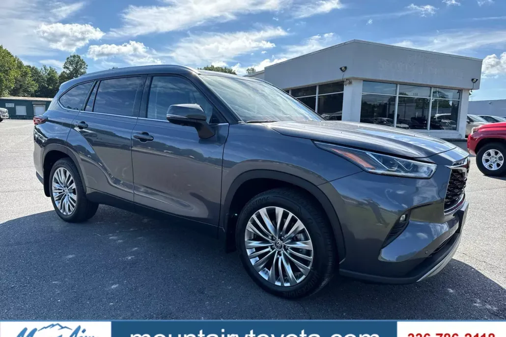 2024 Toyota Highlander Platinum photo 1
