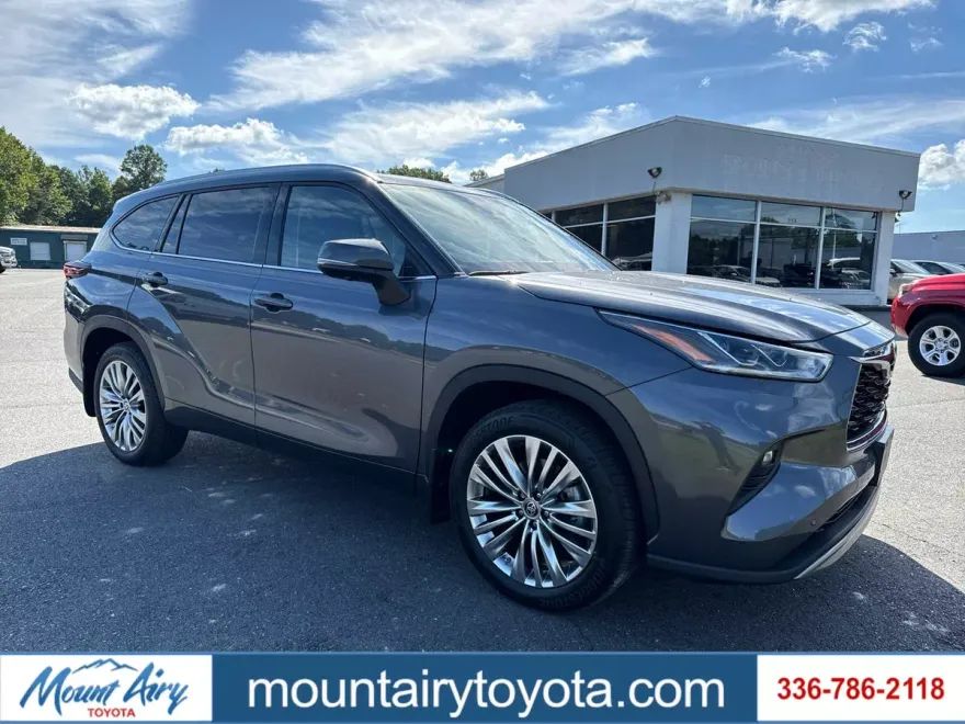 2024 Toyota Highlander Platinum photo 1