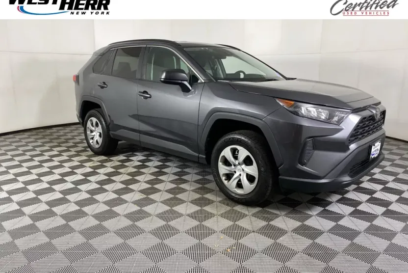 2021 Toyota RAV4 LE photo 1