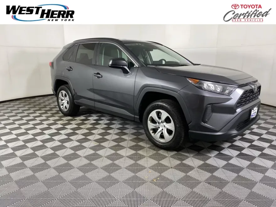 2021 Toyota RAV4 LE photo 1