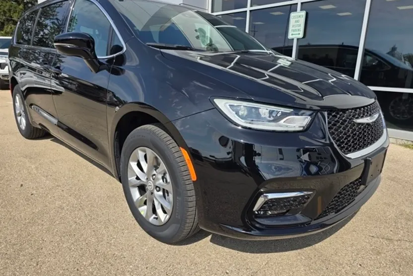 2026 Chrysler Pacifica photo 1
