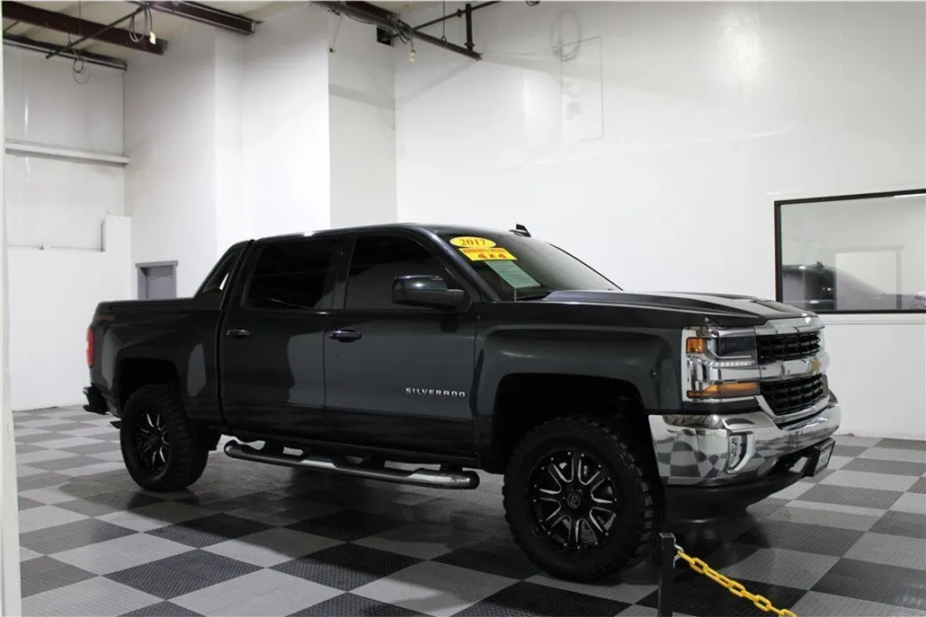 2017 Chevrolet Silverado 1500 LT photo 1
