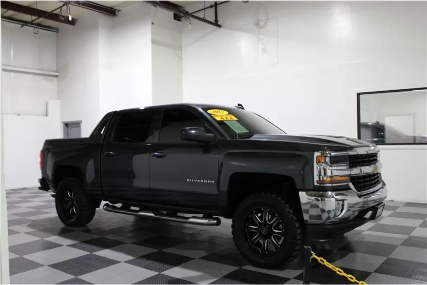 2017 Chevrolet Silverado 1500 LT photo 1