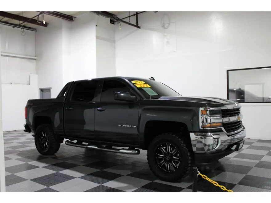 2017 Chevrolet Silverado 1500 LT photo 1