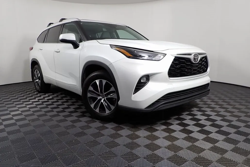 2022 Toyota Highlander XLE photo 1
