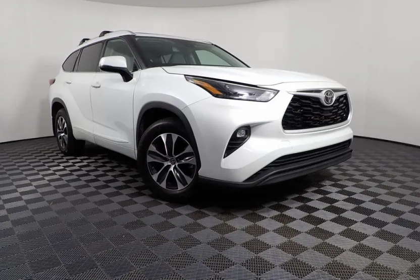 2022 Toyota Highlander XLE photo 1