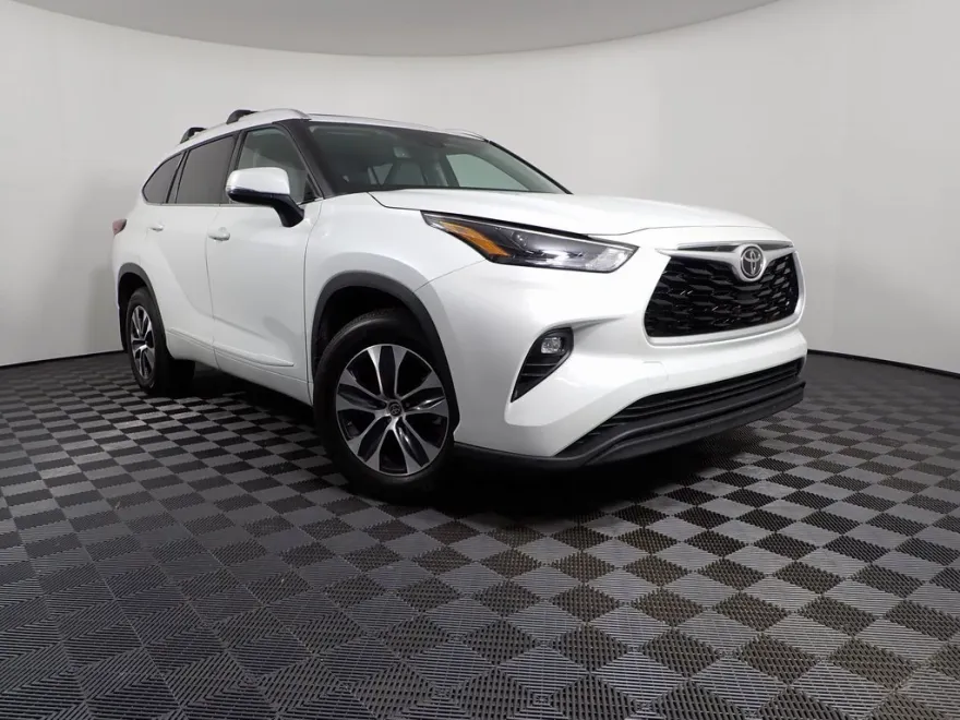 2022 Toyota Highlander XLE photo 1