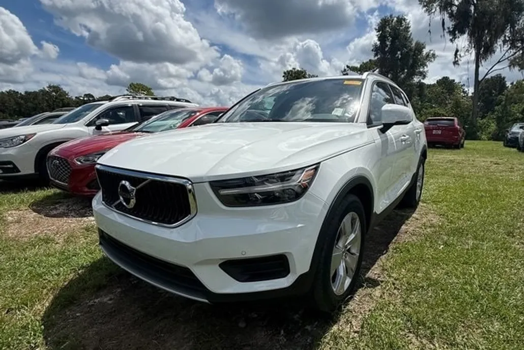 2020 Volvo XC40 Momentum photo 1