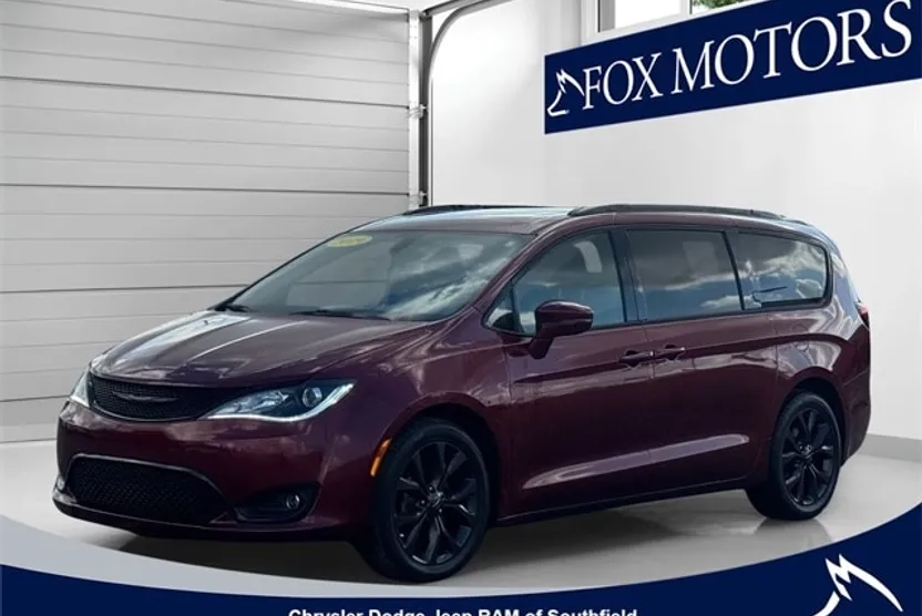 2019 Chrysler Pacifica Limited photo 1
