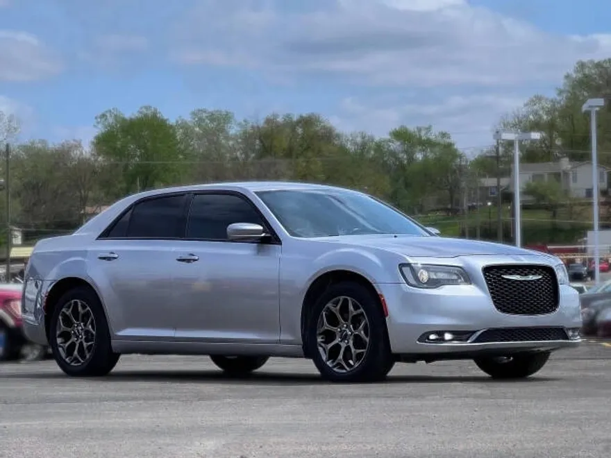 2016 Chrysler 300 photo 1