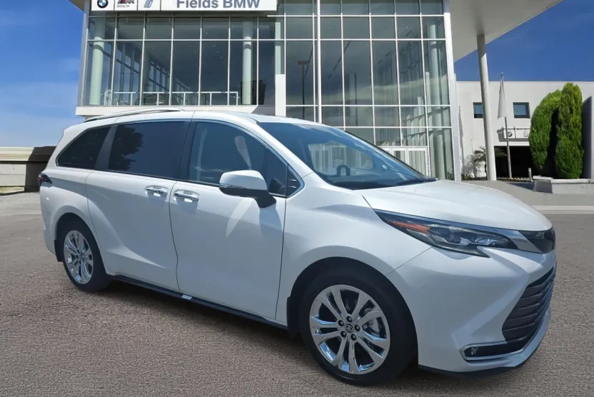 2024 Toyota Sienna Platinum photo 1