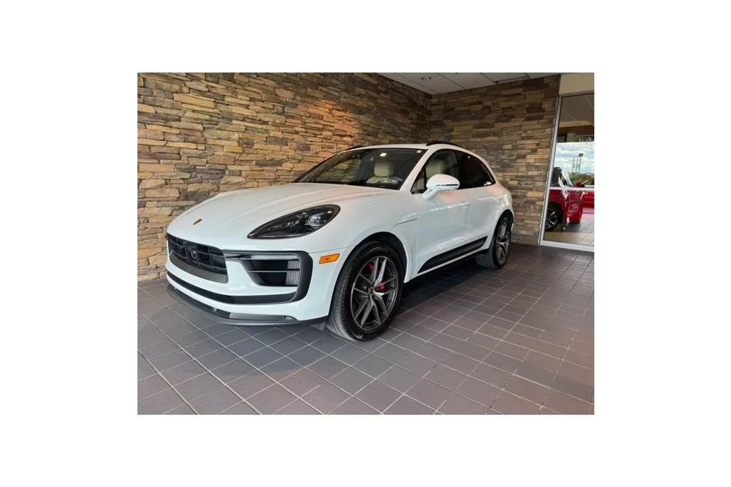 2022 Porsche Macan S photo 1