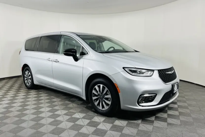 2024 Chrysler Pacifica Hybrid photo 1