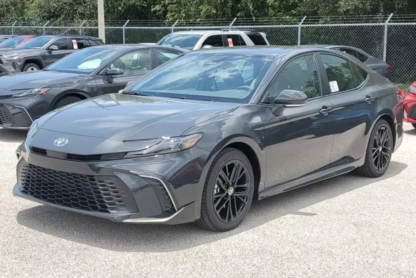 2025 Toyota Camry SE photo 1