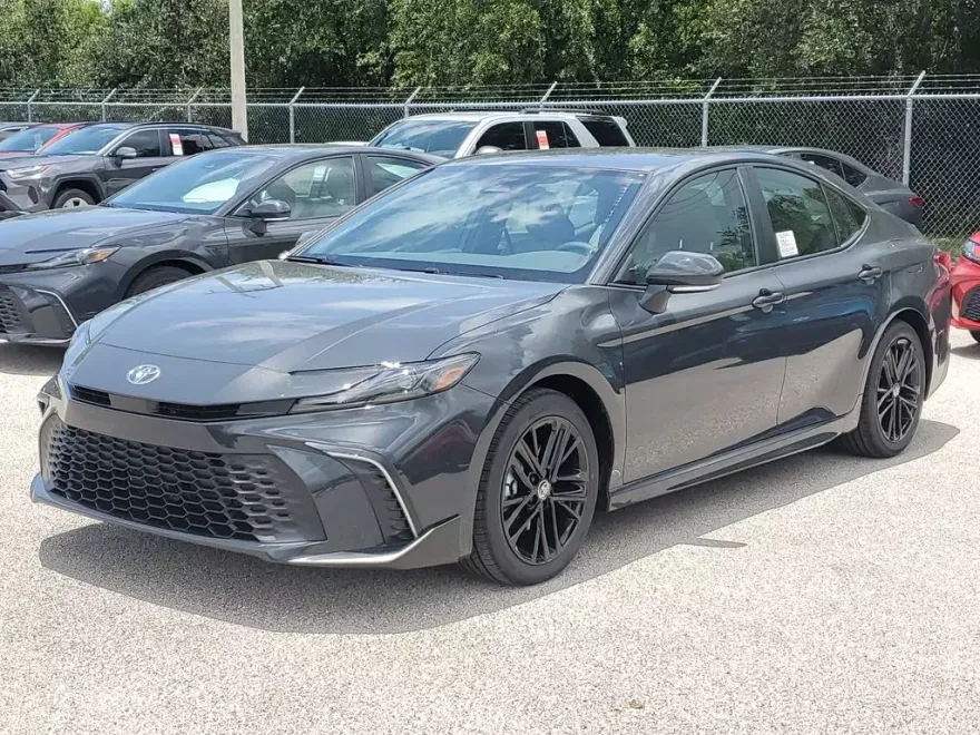 2025 Toyota Camry SE photo 1