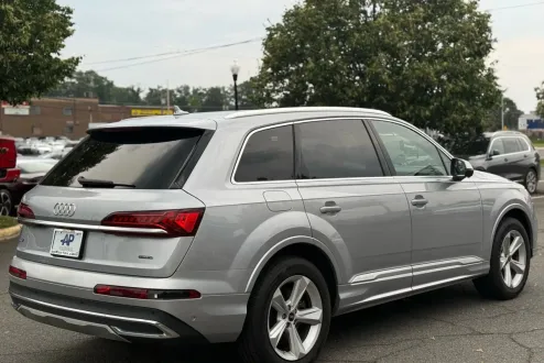 2022 Audi Q7 45 Premium Plus photo 2