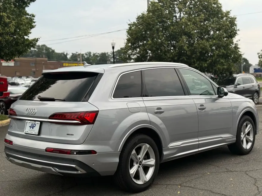 2022 Audi Q7 45 Premium Plus photo 2