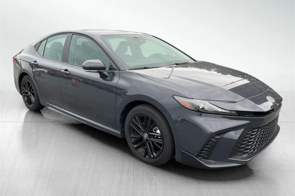2025 Toyota Camry SE photo 1