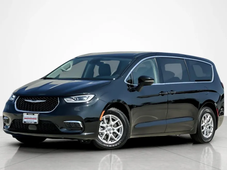 2023 Chrysler Pacifica Touring L photo 1