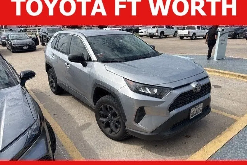 2022 Toyota RAV4 LE photo 1