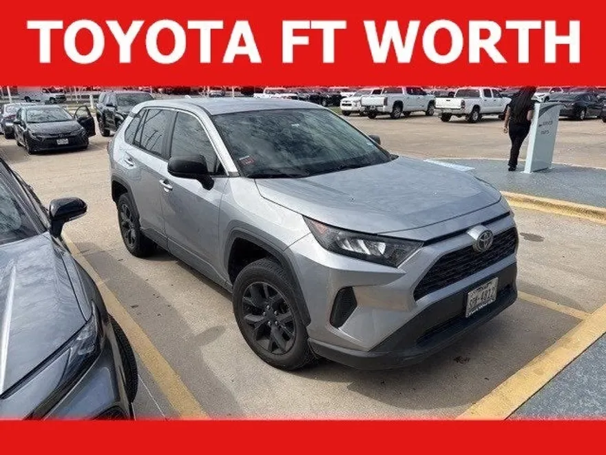 2022 Toyota RAV4 LE photo 1