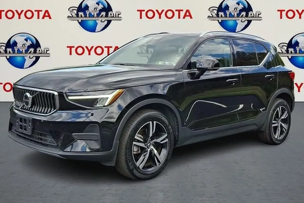 2025 Volvo XC40 Core photo 1