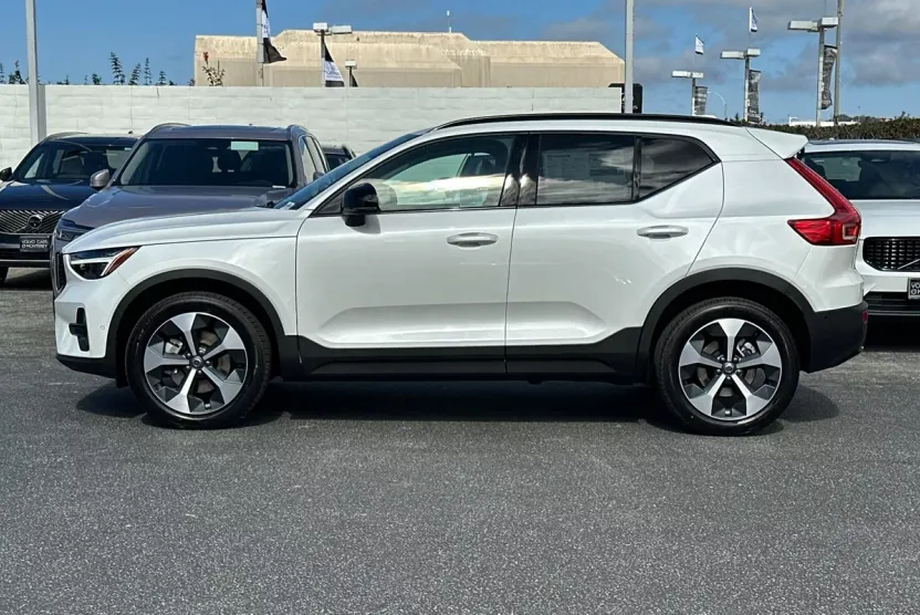 2026 Volvo XC40 Plus photo 1