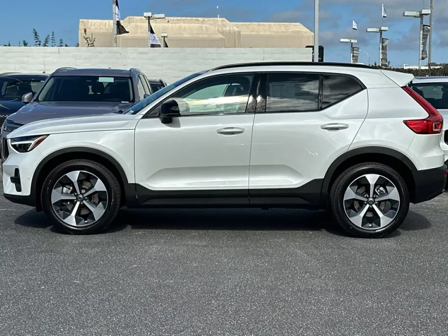 2026 Volvo XC40 Plus photo 1