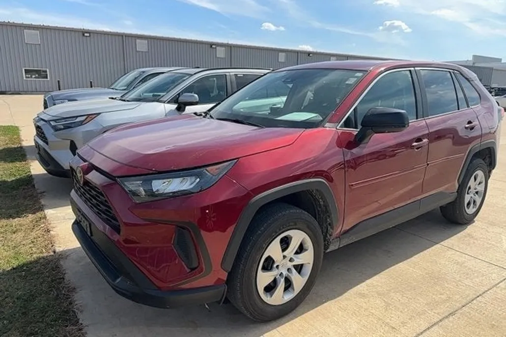 2022 Toyota RAV4 LE photo 1