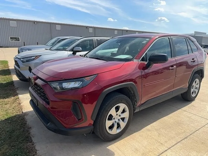 2022 Toyota RAV4 LE photo 1