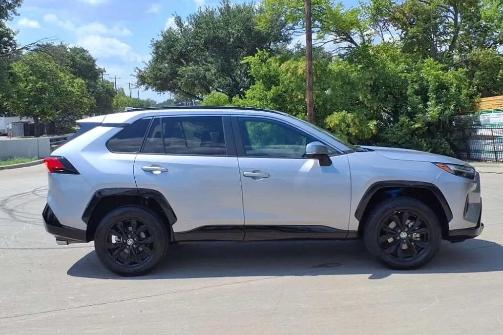 2022 Toyota RAV4 Hybrid SE photo 1