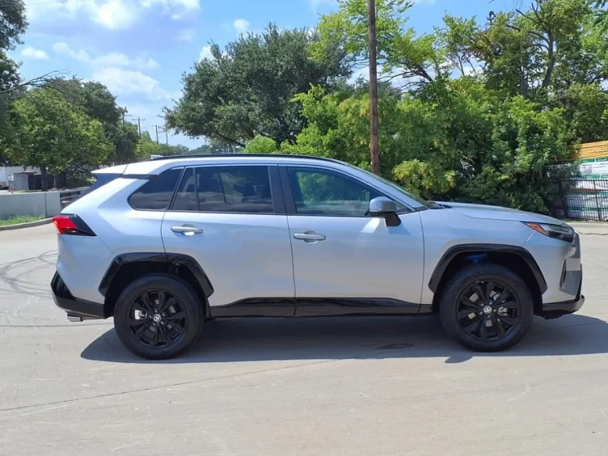 2022 Toyota RAV4 Hybrid SE photo 1