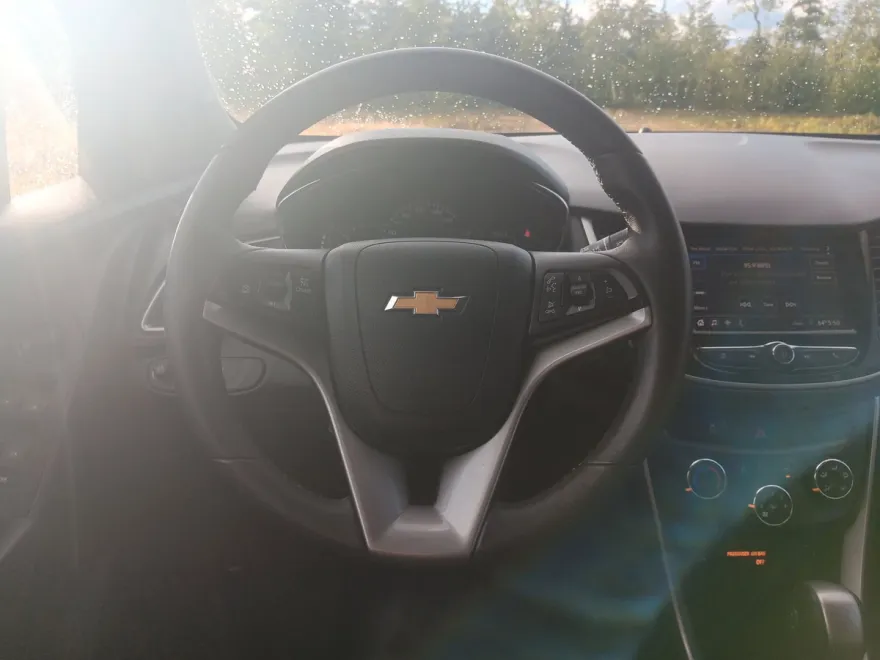 2022 Chevrolet Trax LT photo 1