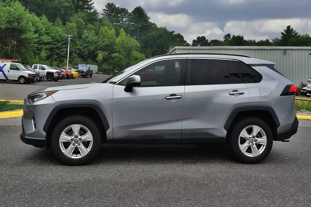 2021 Toyota RAV4 XLE photo 1