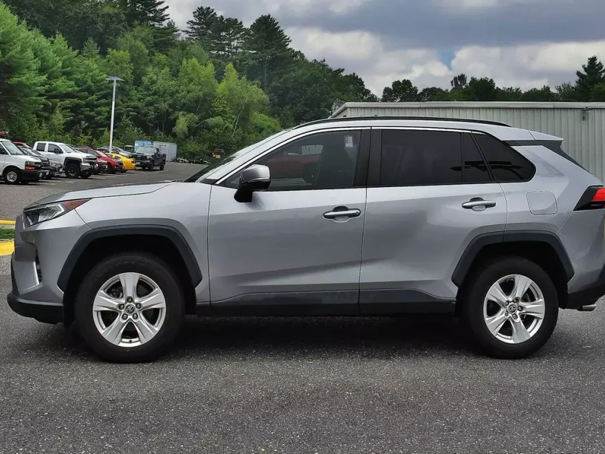 2021 Toyota RAV4 XLE photo 1